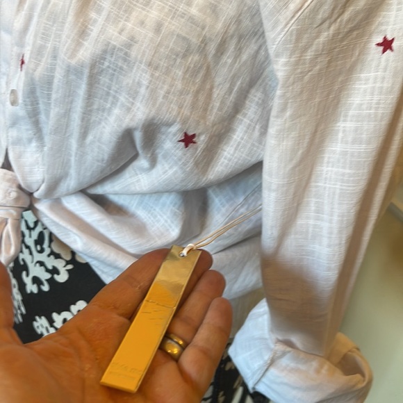 Red star Linen button down - Picture 3 of 3